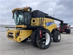 2011 New Holland CR9070 2WD Combine 