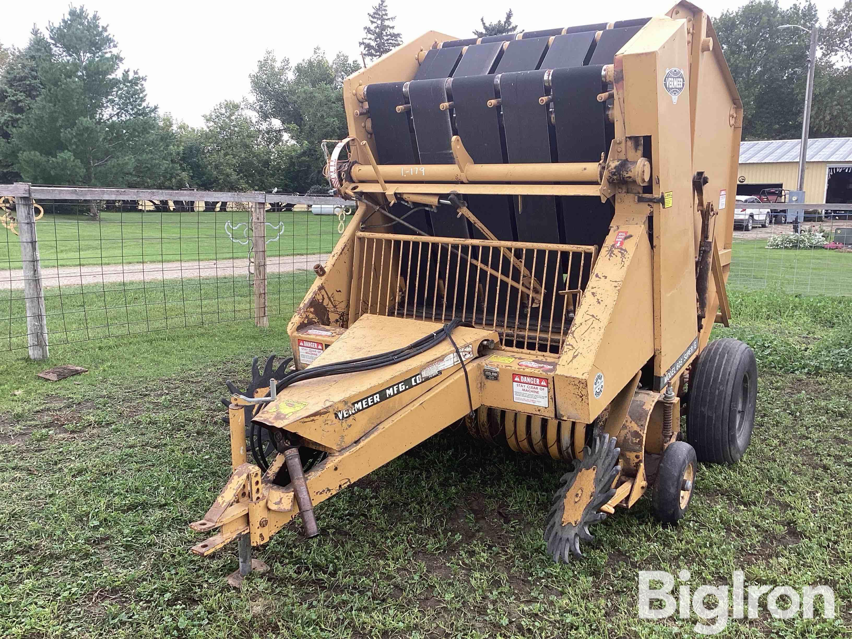 Vermeer 605 SuperG Round Baler 