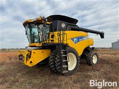 2010 New Holland CR9060 Combine 