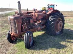 International 600D 2WD Tractor 