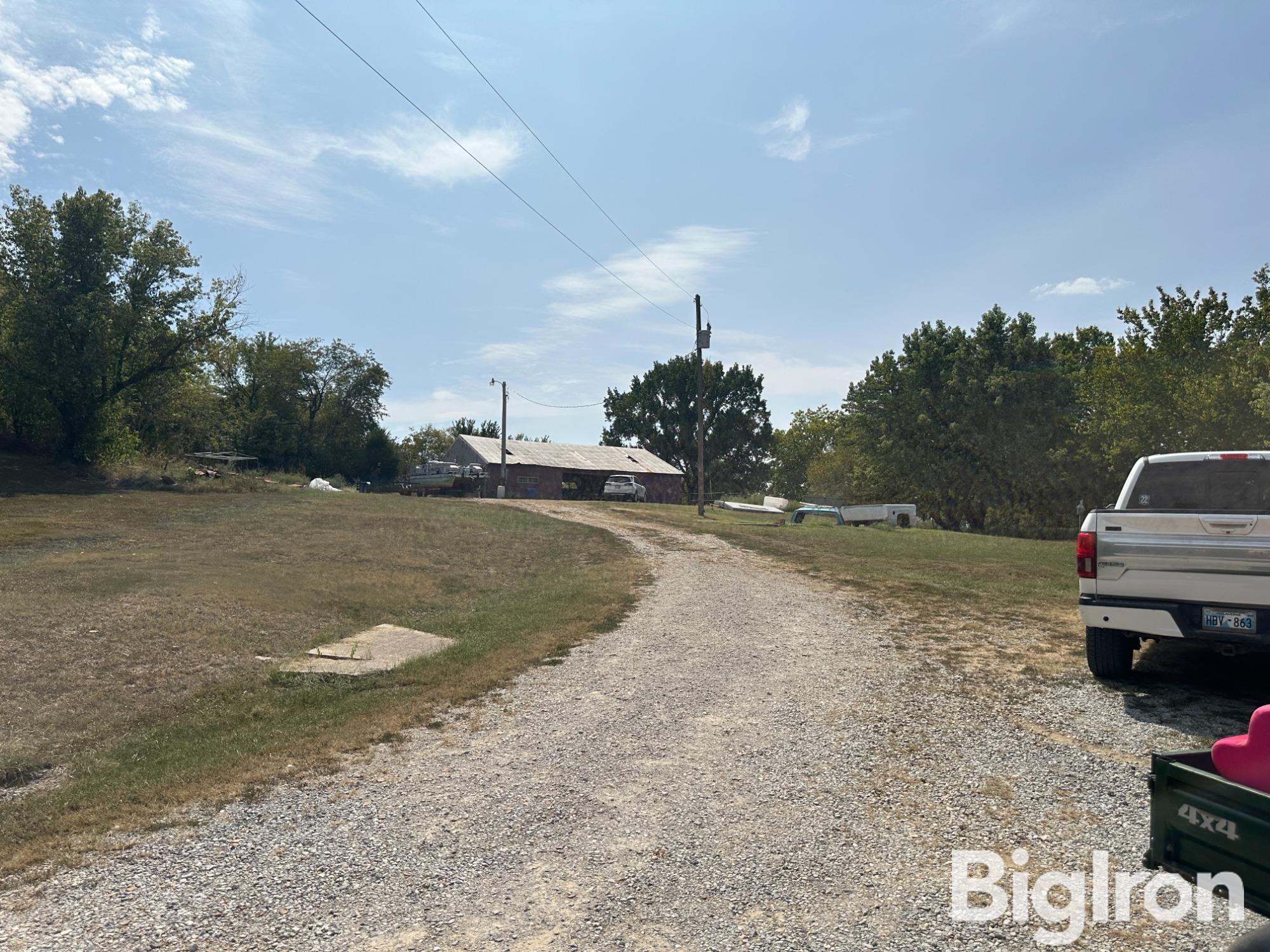 BARN AND DRIVEWAY.JPG