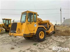 John Deere 762 Self-Propelled Paddle Scraper 