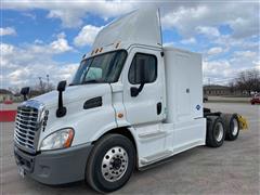2015 Freightliner Cascadia 113 T/A Day Cab Truck Tractor 