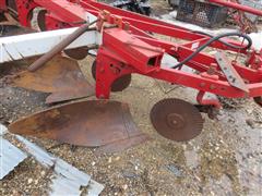 items/18667c6759654a0695863806795b8e5f/internationalharvestor6-16semimountmoldboardplow_4f5b536fba4042e189e72d561d407360.jpg