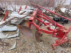 items/18667c6759654a0695863806795b8e5f/internationalharvestor6-16semimountmoldboardplow_9a74bf95be7148fd8420fd5fa4fa99cf.jpg