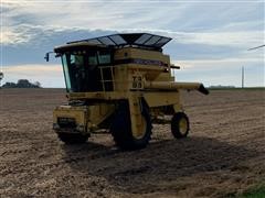 1999 New Holland TR88 Combine 