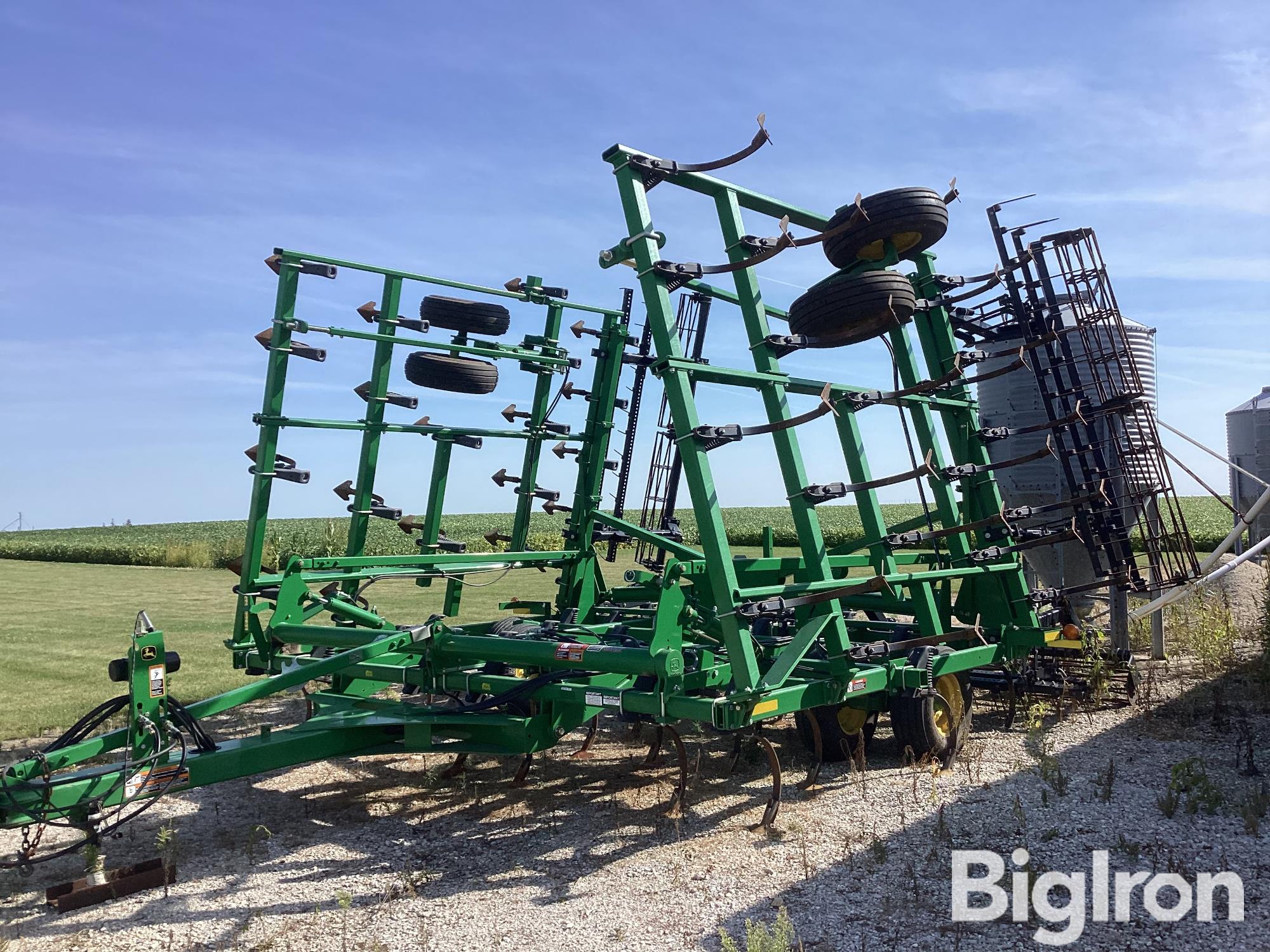 John Deere 2210 36’ Field Cultivator 