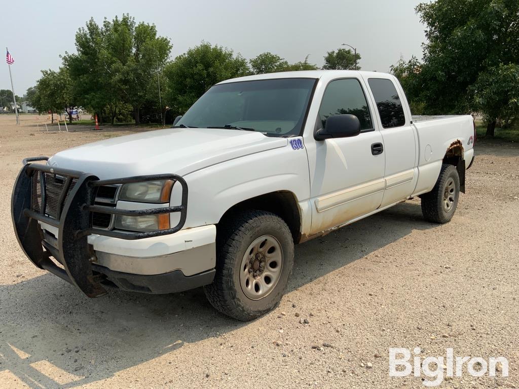 2006 Chevrolet Silverado 4WD Extended Cab Pickup 