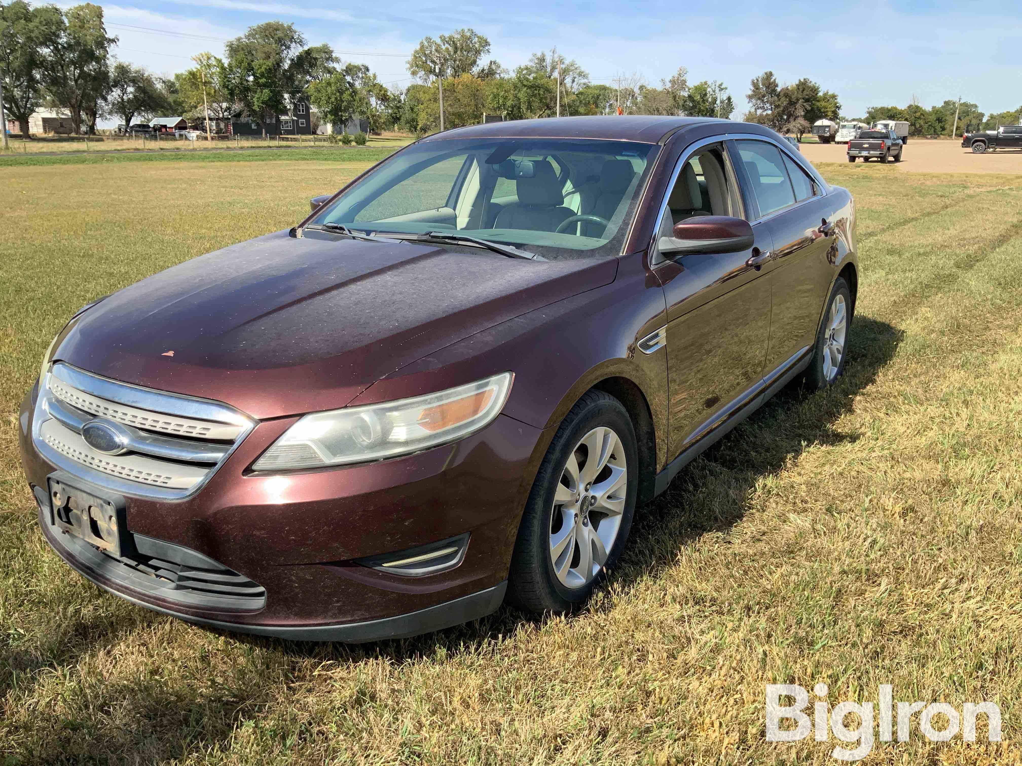 2010 Ford Taurus 4-Door Sedan 