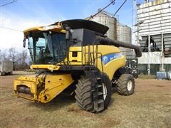 2009 New Holland CR9070 Combine 