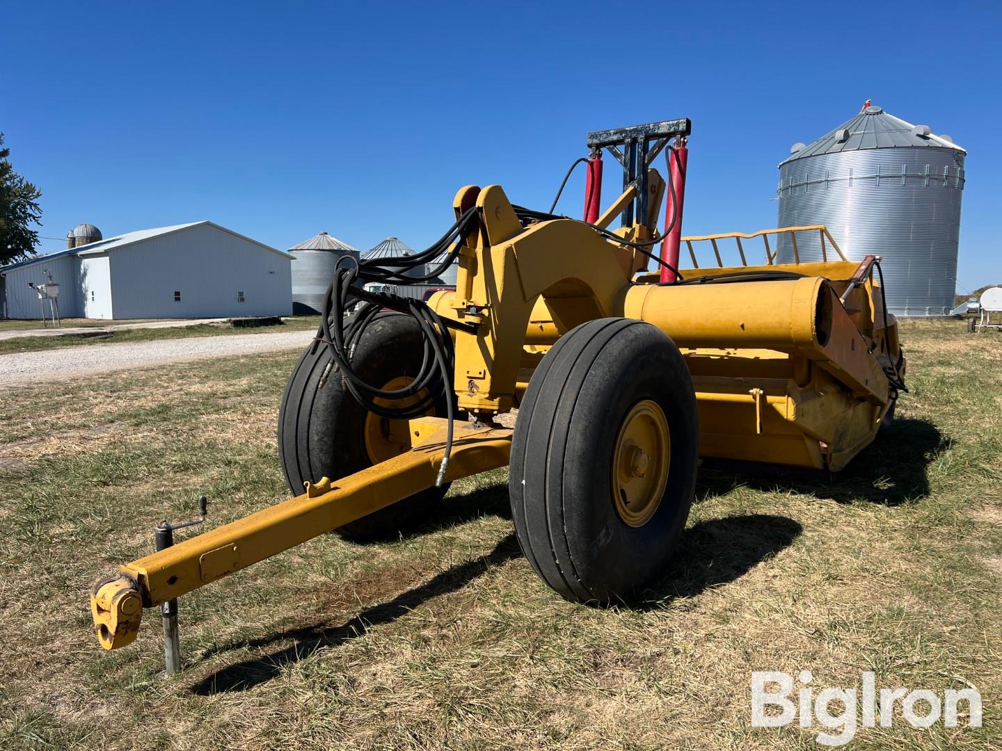 Caterpillar 60 10-Yard Pull-Type Scraper 