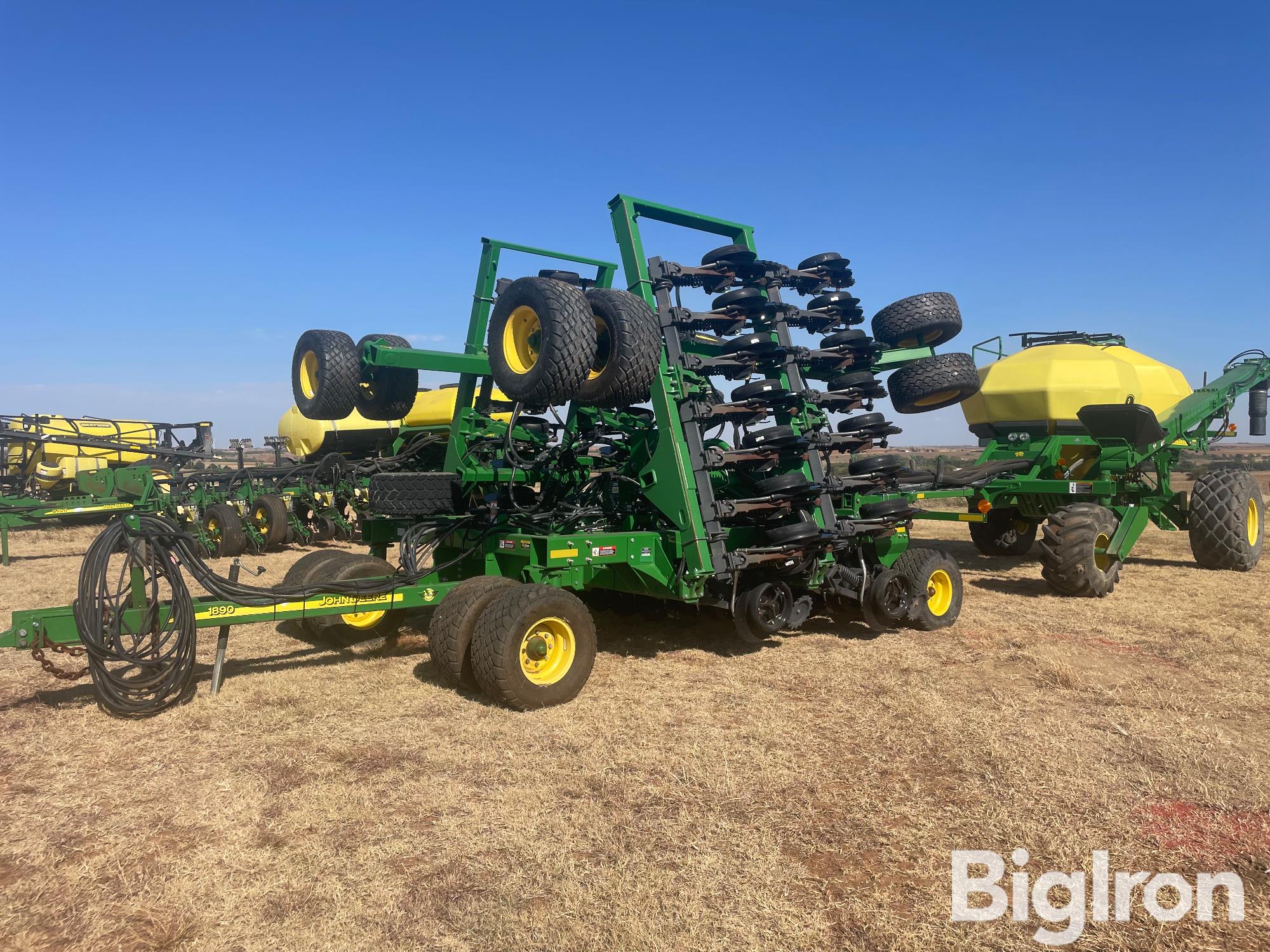 2016 John Deere 1890 30' Air Seeder W/1910 Cart 