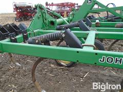 items/25155fd663b7ef1195f6000d3a620d5e/johndeere68021chiselplow_6d1d5a2db82f47a785d0eebde98f316b.jpg