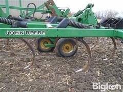 items/25155fd663b7ef1195f6000d3a620d5e/johndeere68021chiselplow_8ddf43cb36e547958ff28950813fa338.jpg