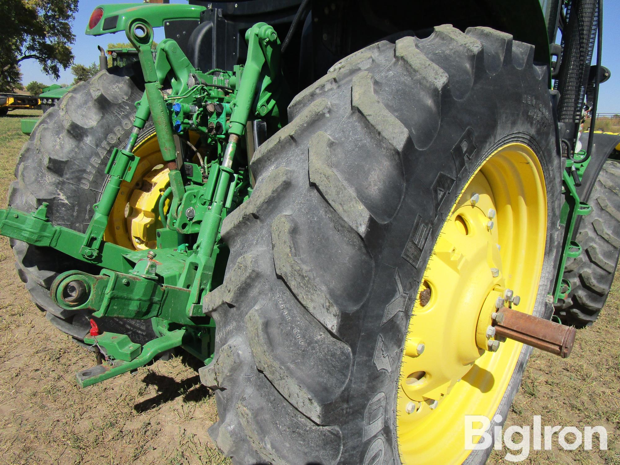 items/25175b962387ef1194430022488d1829/johndeere6170rmfwdtractorandh380loadergrapple_6feff31d53ec4c3a969d1fc5234293ba.jpg