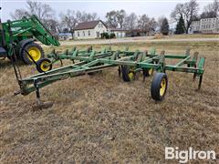 John Deere 1600 Chisel Plow 