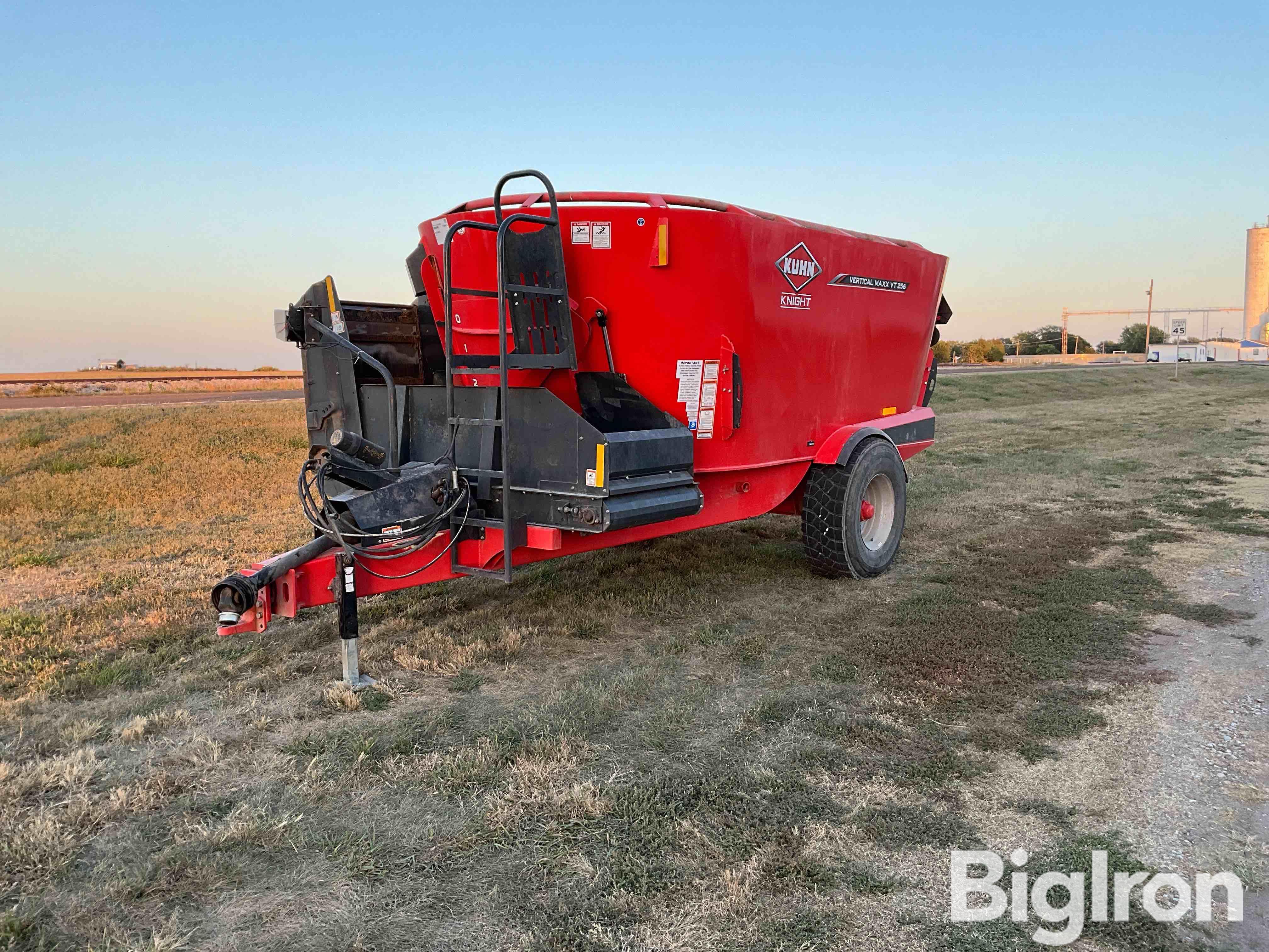 2022 KUHN Knight Vertical Maxx VT256 Feed Wagon 