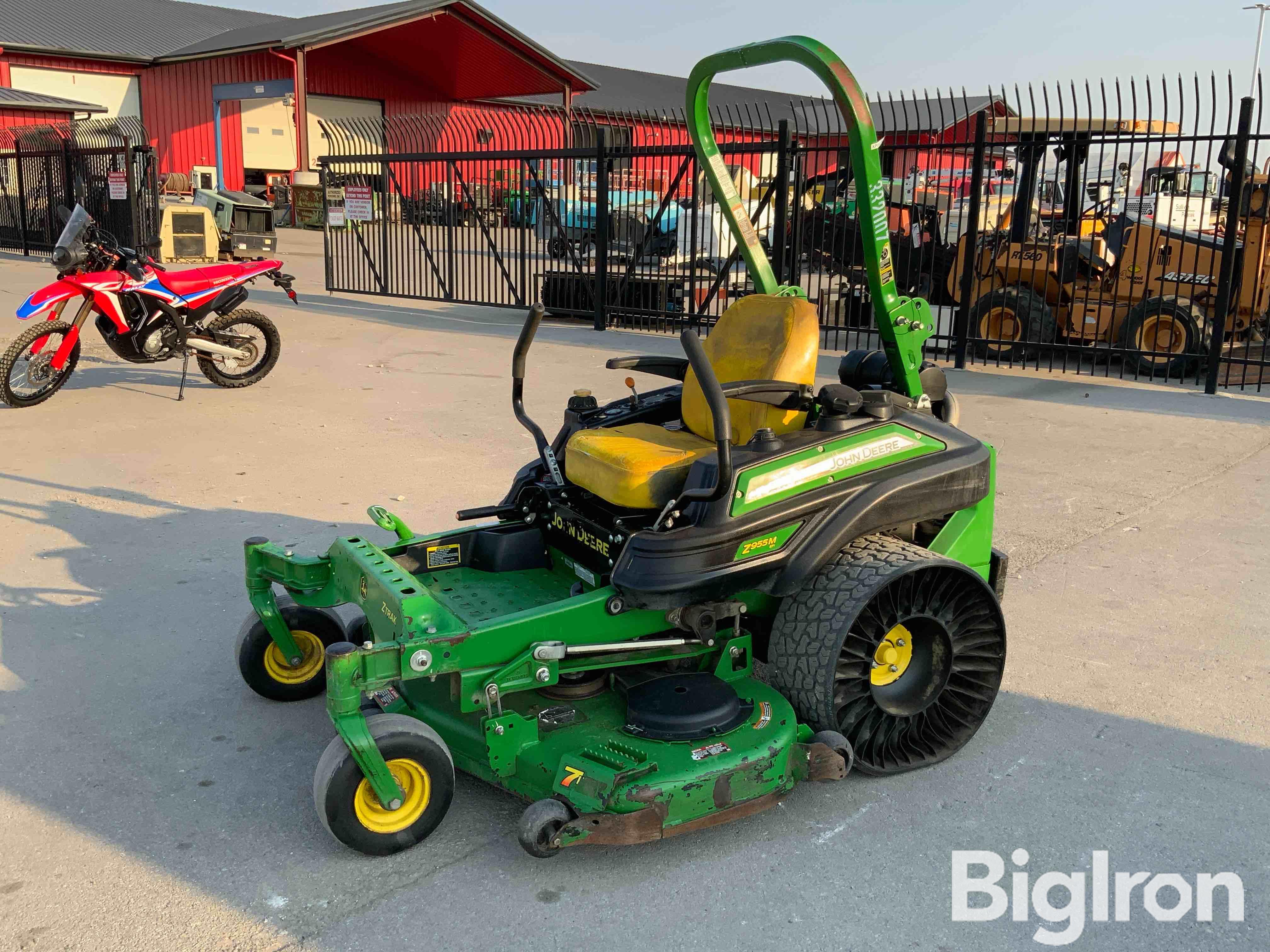 2018 John Deere Z955M EFI ZTrak Commercial Zero-Turn Lawn Mower 