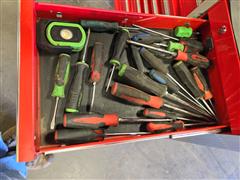 items/30f80db04e77ef11a4e6000d3a62e002/u.sgeneral64167largerollcabtoolboxwithtools_8c8930f84e19410991cecca8daffc9f0.jpg