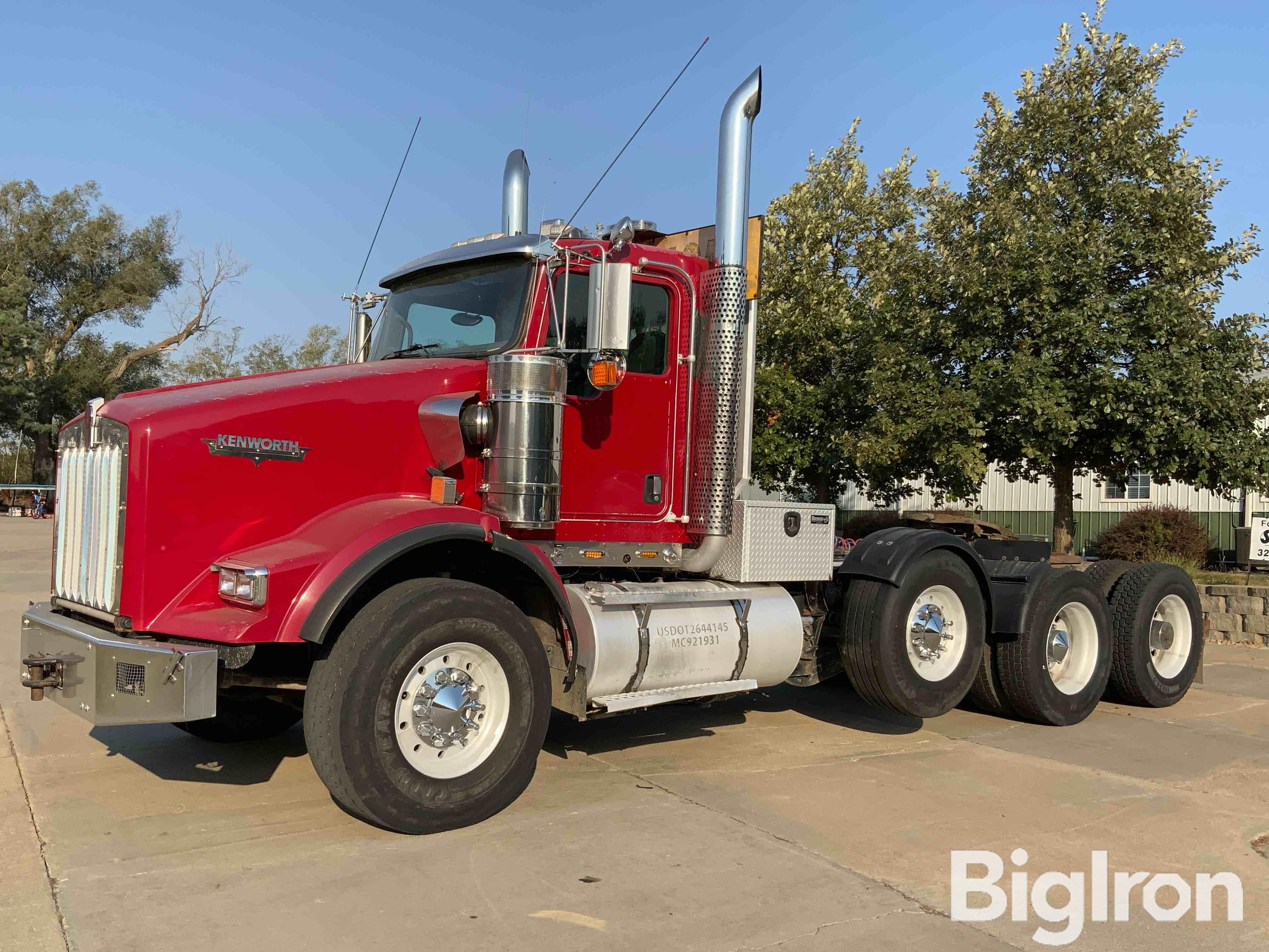 2009 Kenworth T800 Tri/A Day Cab Truck Tractor 