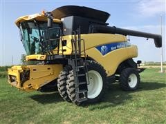 2007 New Holland CR9070 Combine 