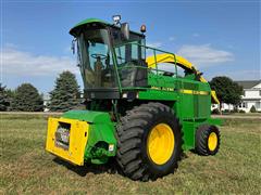 1998 John Deere 6810 Self-Propelled Forage Harvester 