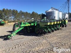 John Deere 1780 MaxEmerge Plus 31R15" Planter 