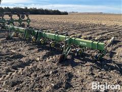 John Deere 835 8R30" Cultivator 