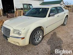 2005 Chrysler 300 4-Door Sedan 