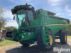 John Deere S660 STS 2WD Combine 