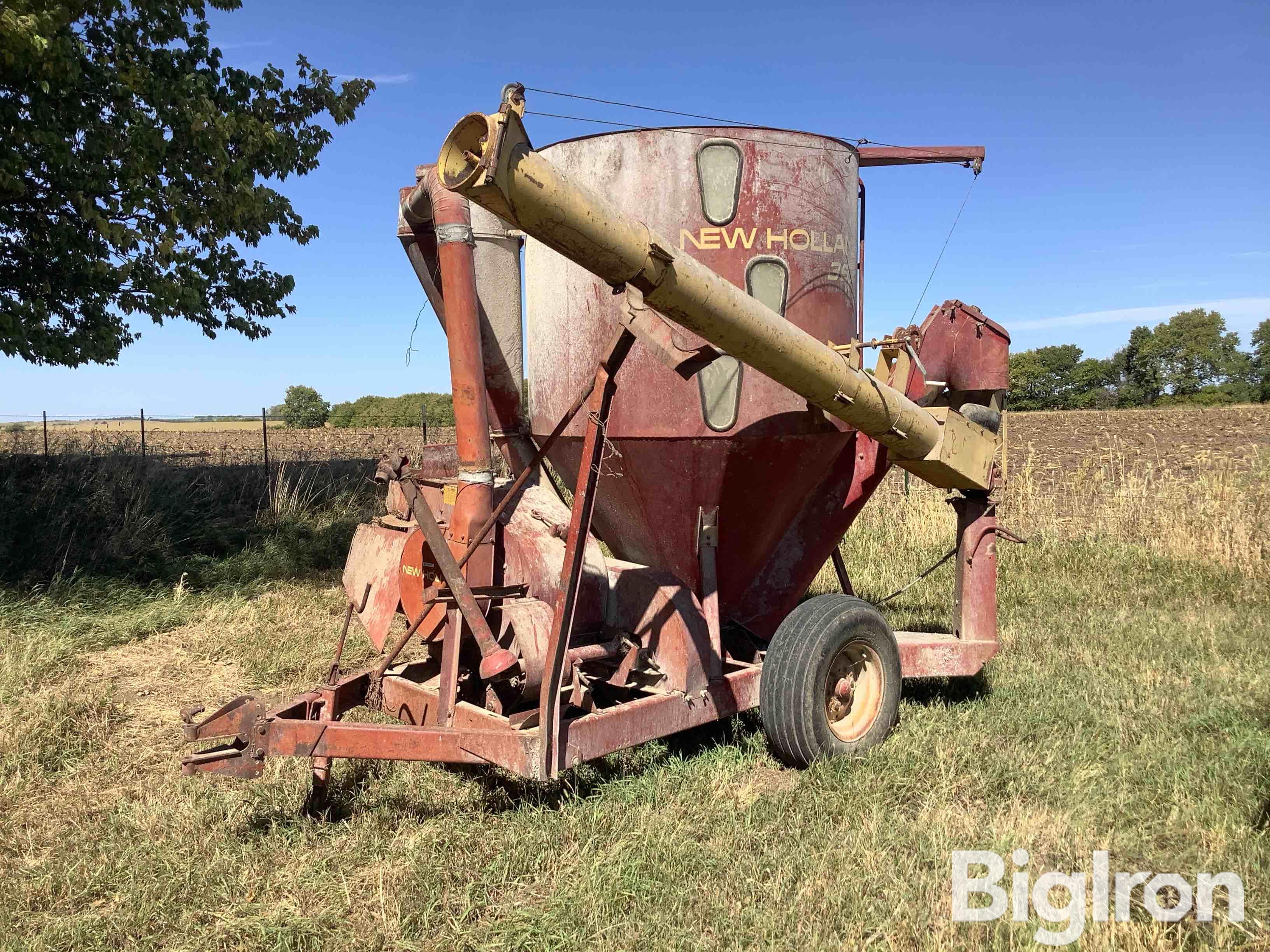 New Holland 352 Grinder Mixer 