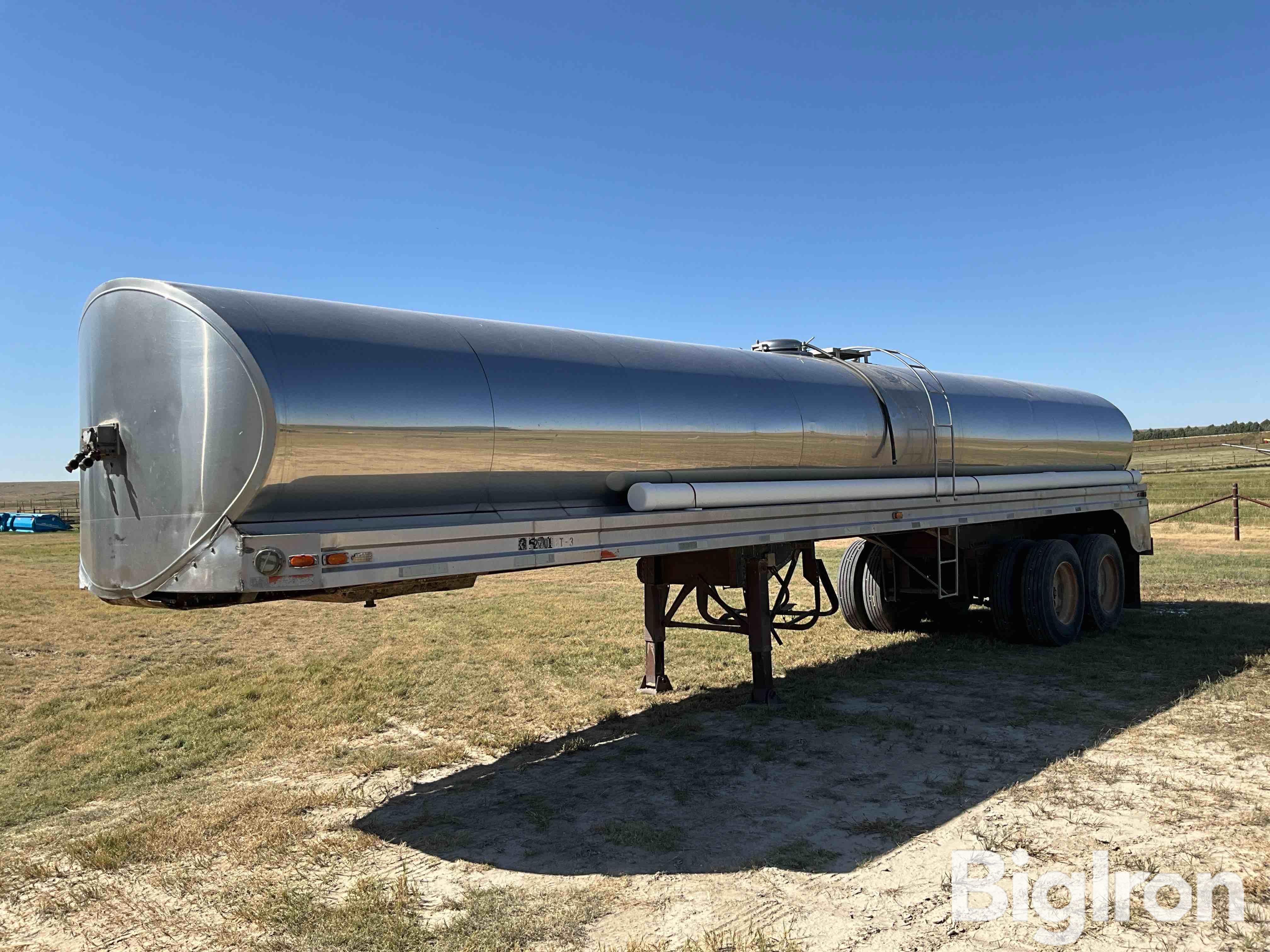 1976 Walker Stainless Steel T/A Tanker Trailer 