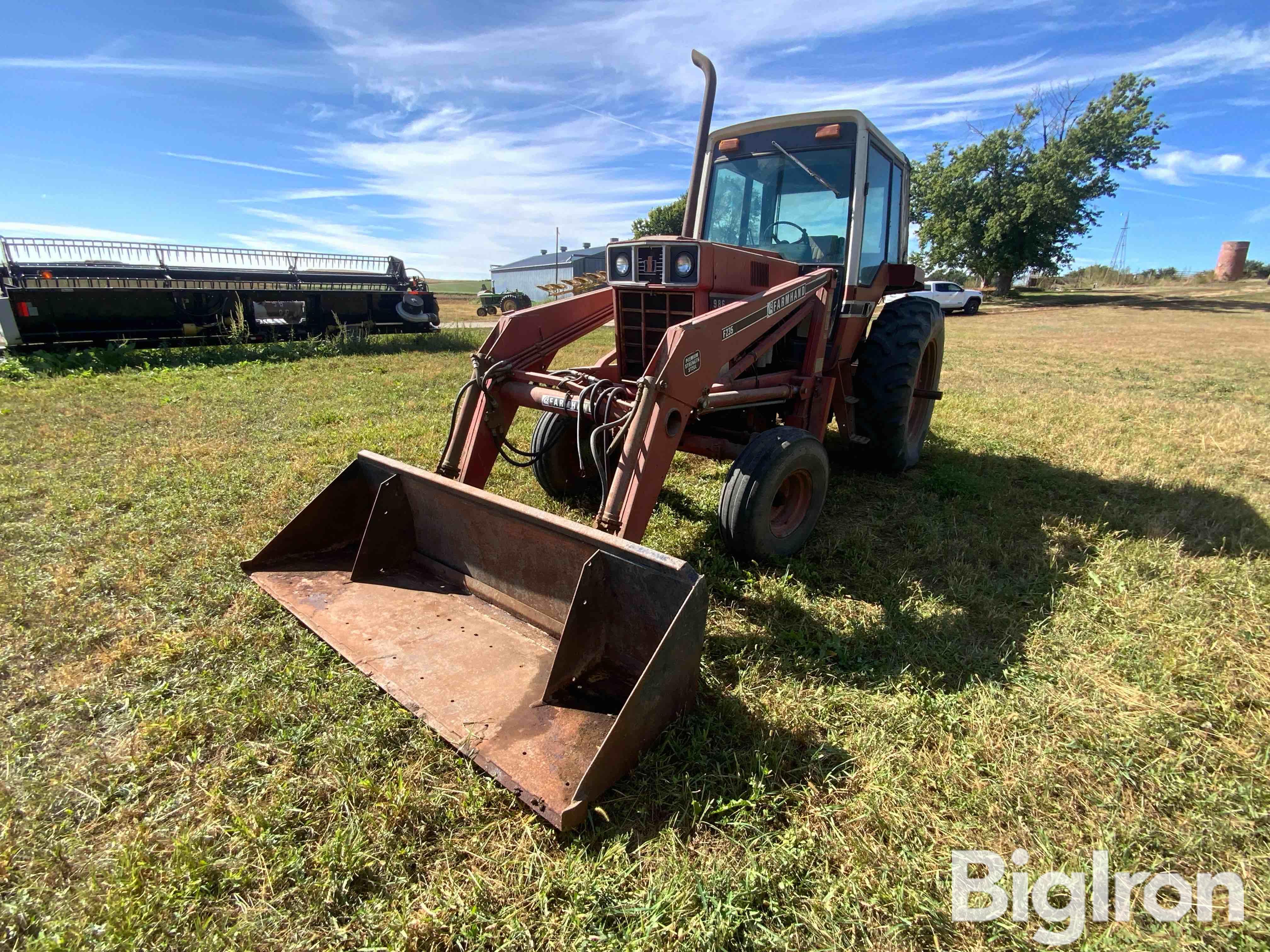 International 986 2WD Tractor W/Loader & Blade 