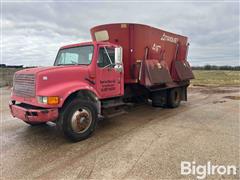 1990 International 4900 T/A Truck W/Triolet Twin Screw Feed Mixer 