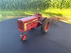 Farmall 906 1:16 Model Tractor & Plow 