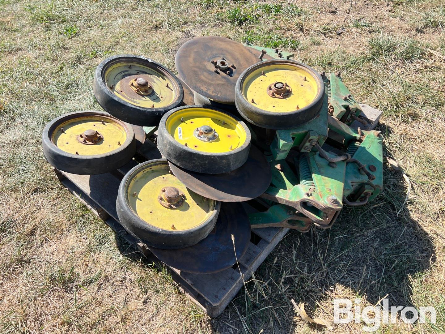 John Deere 7200 Planter Fertilizer Units 