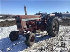 1970 International Farmall 856 2WD Tractor 