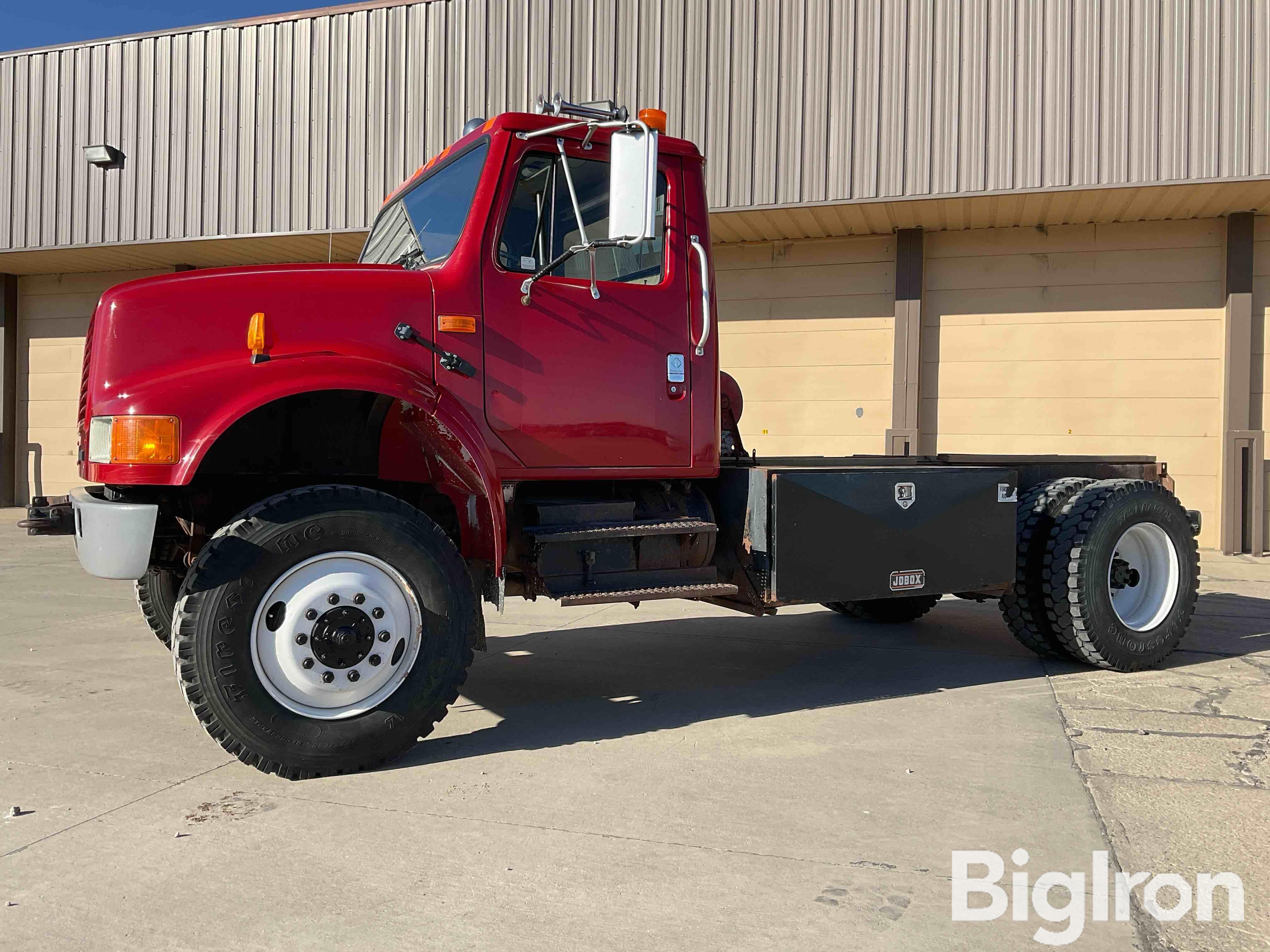 1993 International 4800 4X4 S/A Cab & Chassis 