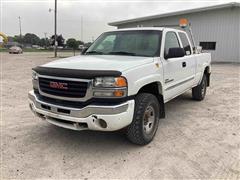 2004 GMC Sierra 2500 HD 4x4 Extended Cab Pickup 