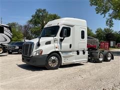 2015 Freightliner Cascadia 113 T/A Truck Tractor 