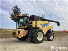 New Holland CR9060 Combine 