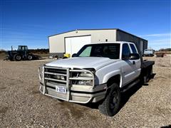 2005 Chevrolet Silverado 3500 4x4 Extended Cab Flatbed Pickup 