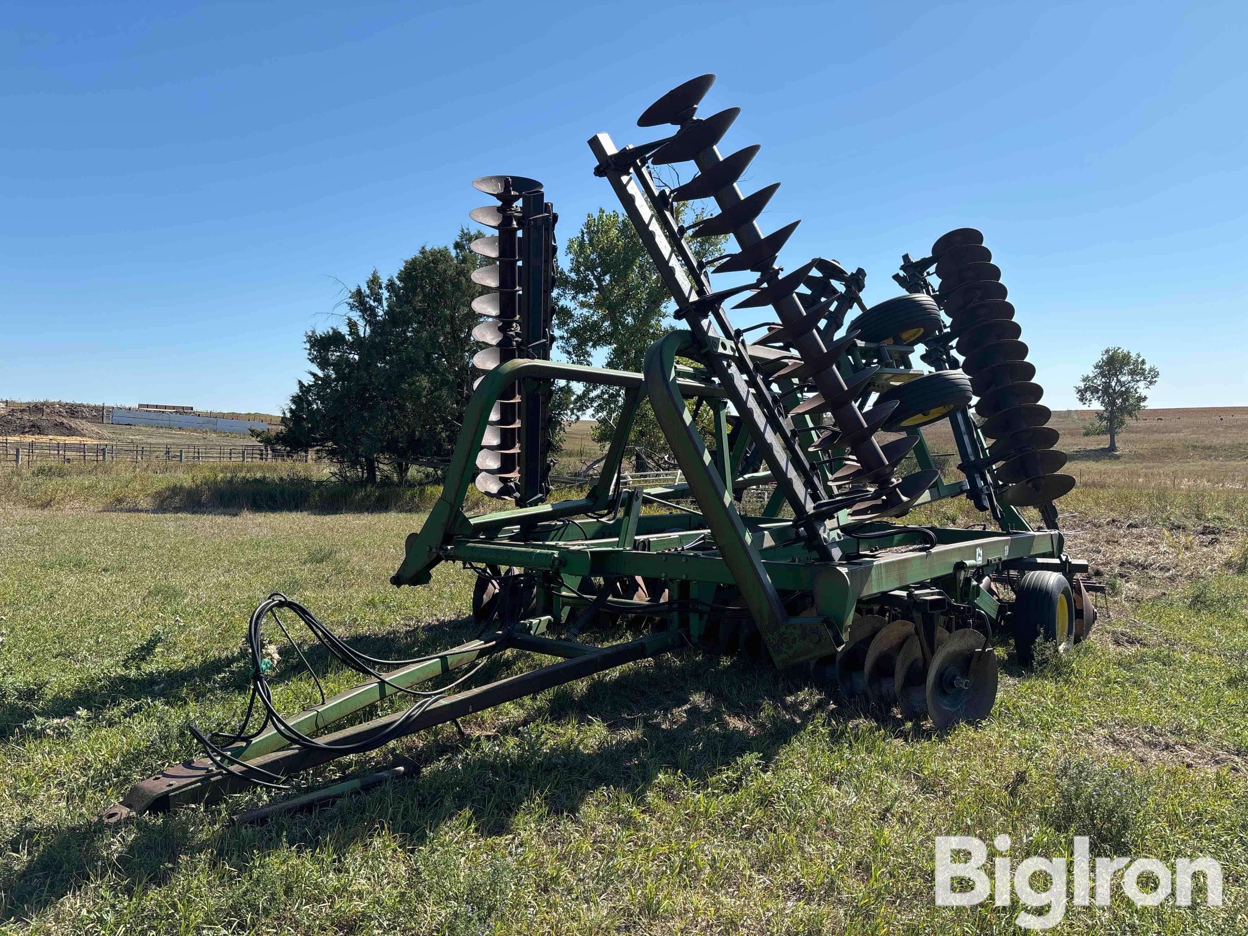 John Deere 335 Disk 