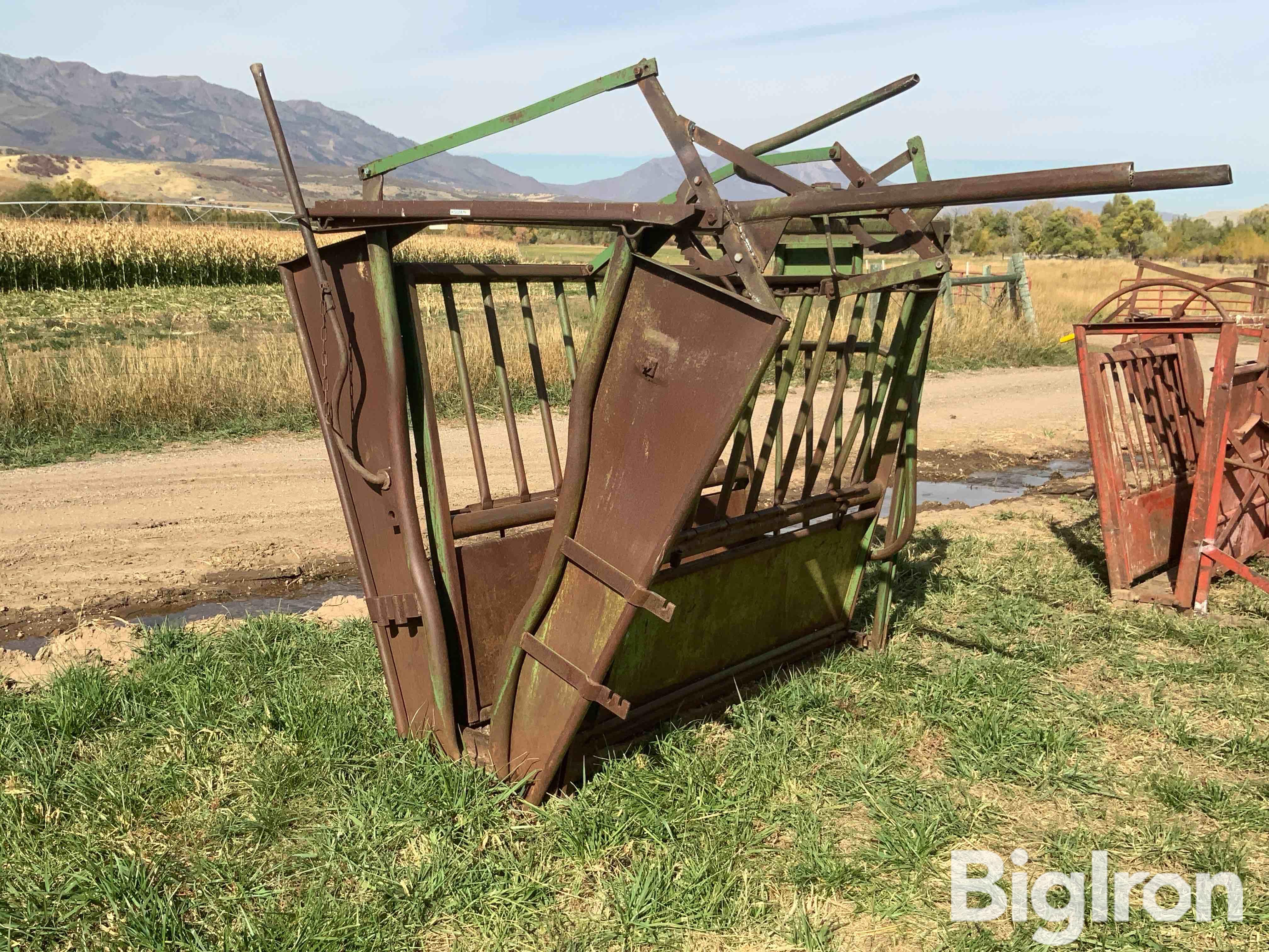 Powder River Squeeze Chute 