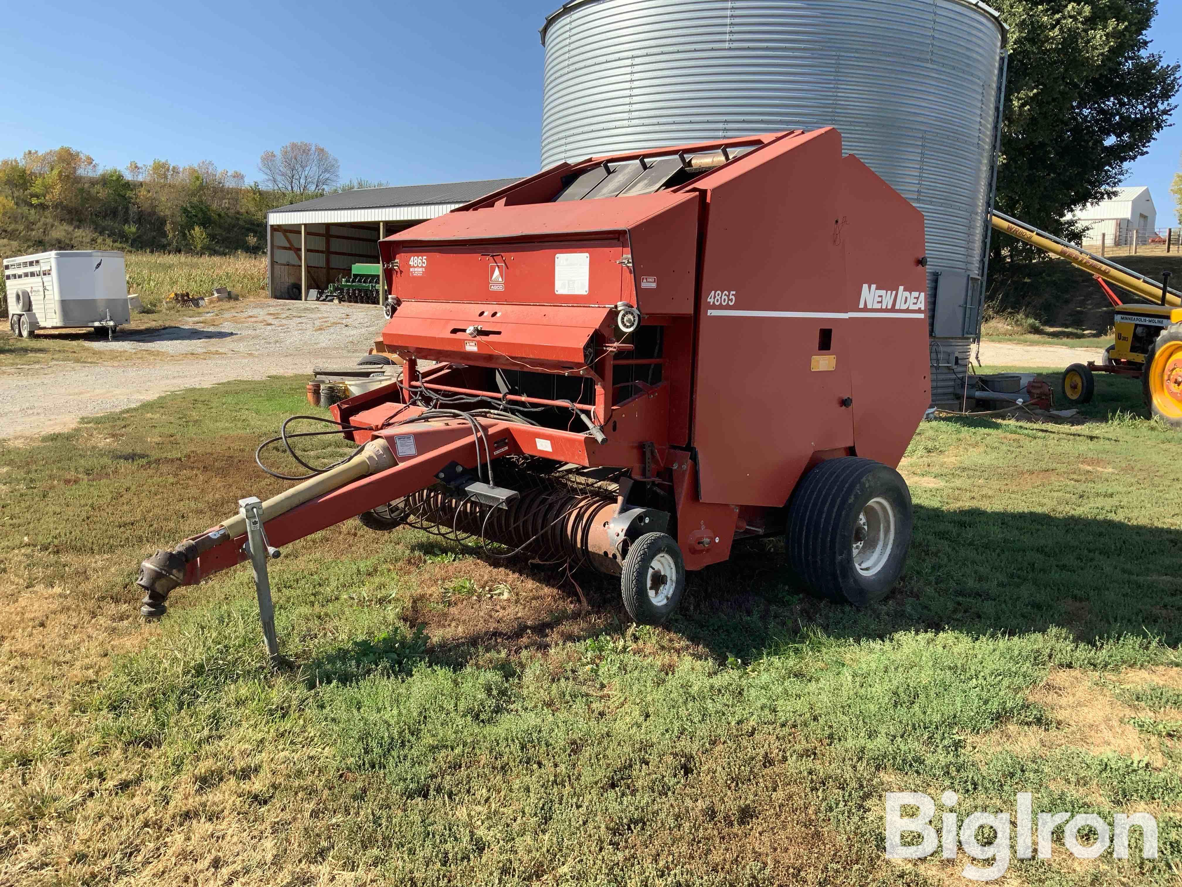 New Idea 4865 Round Baler 