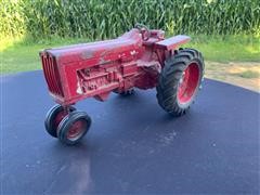 Farmall 1:16 Scale Tractor 