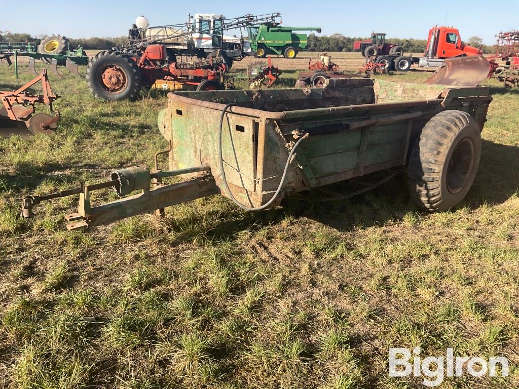 John Deere E0040 Pull-Type Manure Spreader 