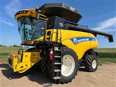 2017 New Holland CR8.90 2WD Combine 