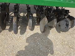 items/5c33472f365cef11a4e6000d3a62e002/johndeere455forwardfoldinggraindrill_f3257e8661ed416ea7b99aa44f76f816.jpg