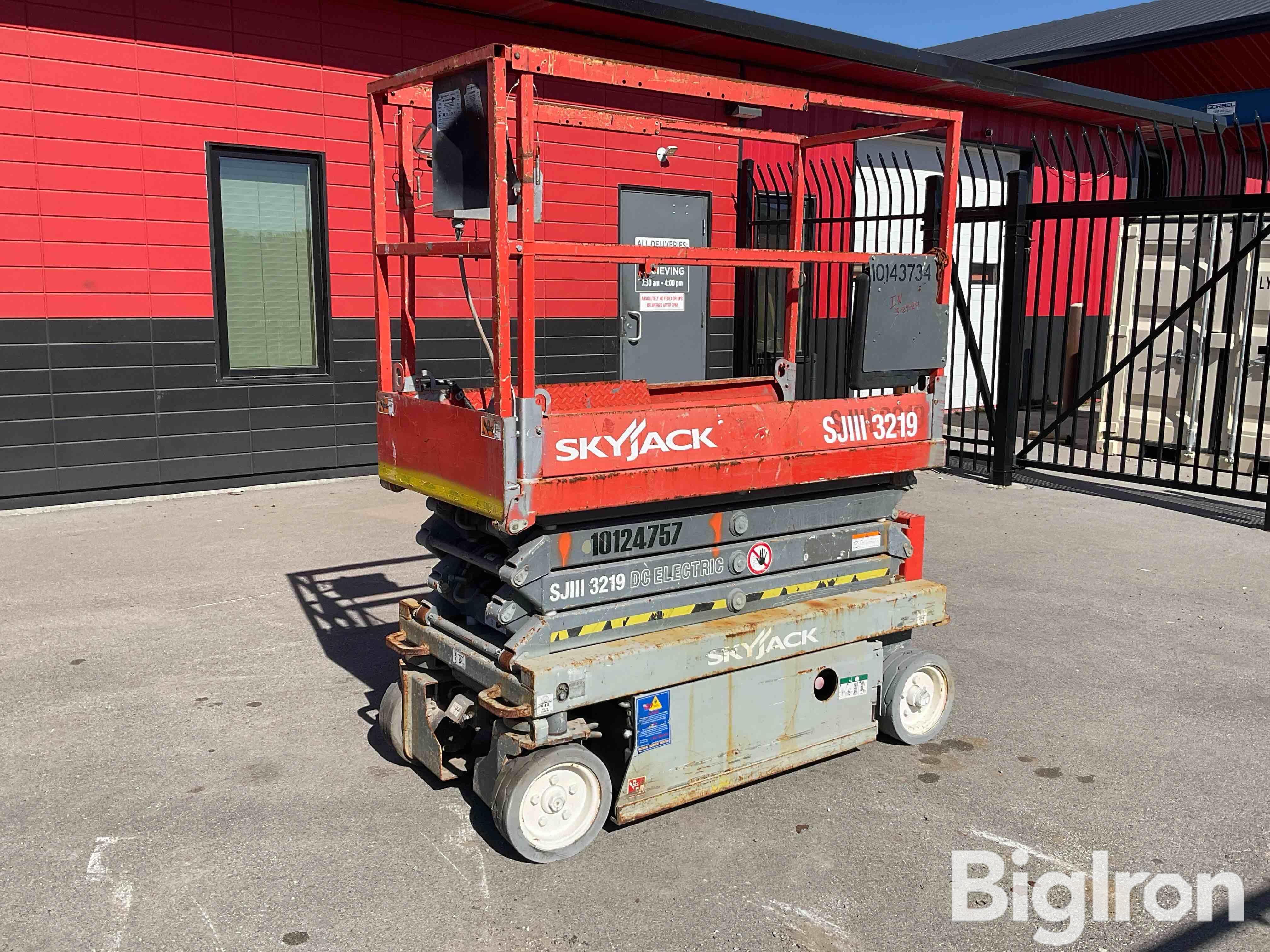 SkyJack SJIII 3219 Electric Self-Propelled Scissor Lift 